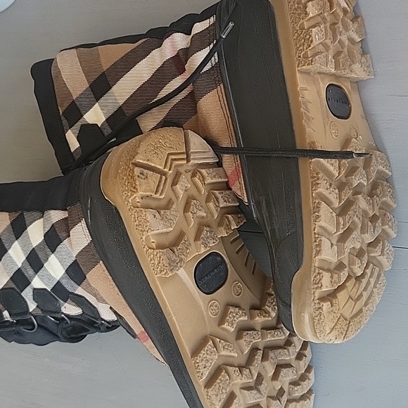AUTHENTIC Vintage  Burberry Winter Boots - Picture 8 of 12